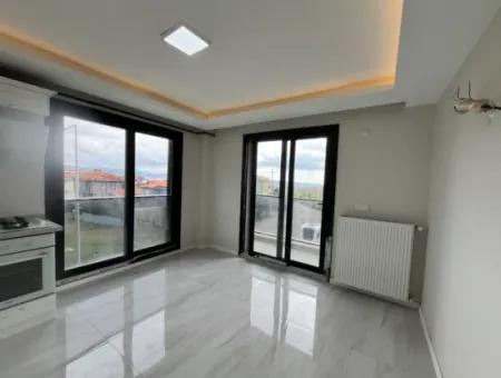 Seferihisar Camikebir Mahallesi'nde, Gözsüzler Caddesi Üzerinde, Köşe Konumlu, Sıfır Kiralık Daire
