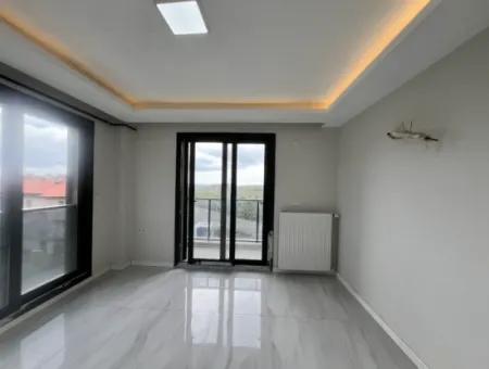 Seferihisar Camikebir Mahallesi'nde, Gözsüzler Caddesi Üzerinde, Köşe Konumlu, Sıfır Kiralık Daire