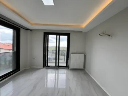 Seferihisar Camikebir Mahallesi'nde, Gözsüzler Caddesi Üzerinde, Köşe Konumlu, Sıfır Kiralık Daire