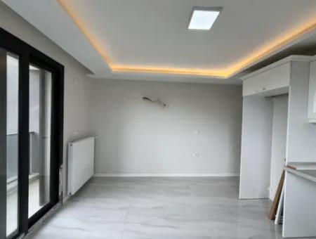 Seferihisar Camikebir Mahallesi'nde, Gözsüzler Caddesi Üzerinde, Köşe Konumlu, Sıfır Kiralık Daire