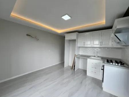Seferihisar Camikebir Mahallesi'nde, Gözsüzler Caddesi Üzerinde, Köşe Konumlu, Sıfır Kiralık Daire