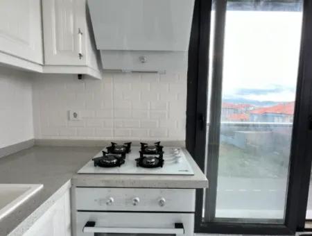 Seferihisar Camikebir Mahallesi'nde, Gözsüzler Caddesi Üzerinde, Köşe Konumlu, Sıfır Kiralık Daire