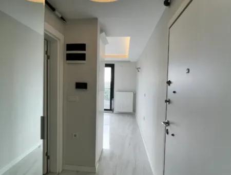 Seferihisar Camikebir Mahallesi'nde, Gözsüzler Caddesi Üzerinde, Köşe Konumlu, Sıfır Kiralık Daire