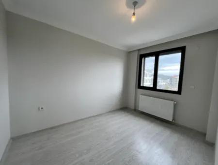 Seferihisar Camikebir Mahallesi'nde, Gözsüzler Caddesi Üzerinde, Köşe Konumlu, Sıfır Kiralık Daire