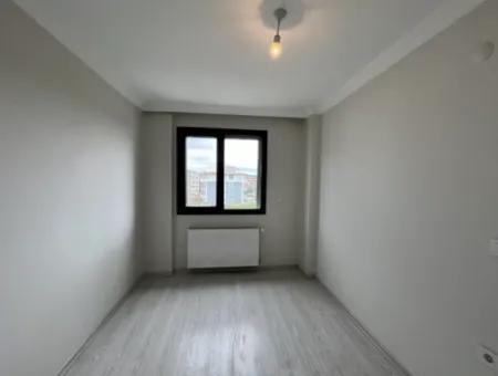 Seferihisar Camikebir Mahallesi'nde, Gözsüzler Caddesi Üzerinde, Köşe Konumlu, Sıfır Kiralık Daire