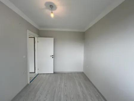Seferihisar Camikebir Mahallesi'nde, Gözsüzler Caddesi Üzerinde, Köşe Konumlu, Sıfır Kiralık Daire