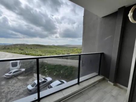 Seferihisar Camikebir Mahallesi'nde, Gözsüzler Caddesi Üzerinde, Köşe Konumlu, Sıfır Kiralık Daire