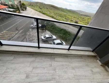 Seferihisar Camikebir Mahallesi'nde, Gözsüzler Caddesi Üzerinde, Köşe Konumlu, Sıfır Kiralık Daire