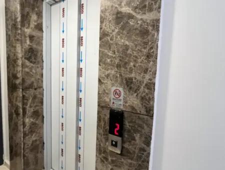Seferihisar Camikebir Mahallesi'nde, Gözsüzler Caddesi Üzerinde, Köşe Konumlu, Sıfır Kiralık Daire