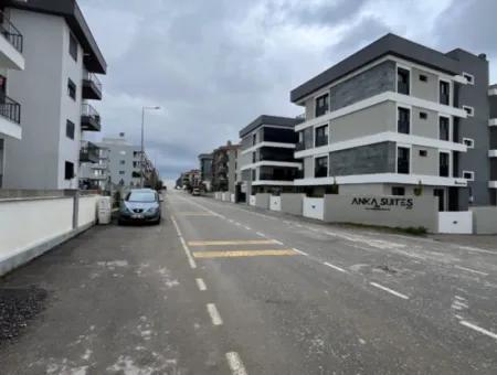 Seferihisar Camikebir Mahallesi'nde, Gözsüzler Caddesi Üzerinde, Köşe Konumlu, Sıfır Kiralık Daire
