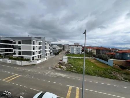 Seferihisar Camikebir Mahallesi'nde, Gözsüzler Caddesi Üzerinde, Köşe Konumlu, Sıfır Kiralık Daire
