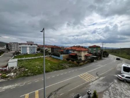 Seferihisar Camikebir Mahallesi'nde, Gözsüzler Caddesi Üzerinde, Köşe Konumlu, Sıfır Kiralık Daire