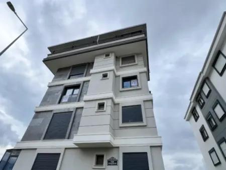 Seferihisar Camikebir Mahallesi'nde, Gözsüzler Caddesi Üzerinde, Köşe Konumlu, Sıfır Kiralık Daire