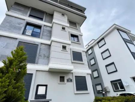 Seferihisar Camikebir Mahallesi'nde, Gözsüzler Caddesi Üzerinde, Köşe Konumlu, Sıfır Kiralık Daire