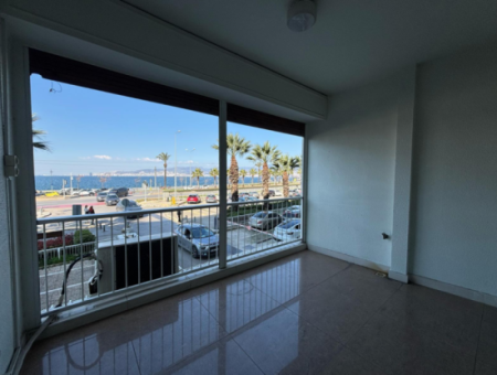 Güzelyalı   Göztepede   4+1 200M2 Deniz Manzaralı Kiralık Daire!