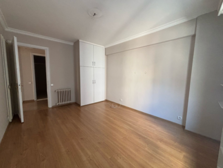 Güzelyalı   Göztepede   4+1 200M2 Deniz Manzaralı Kiralık Daire!