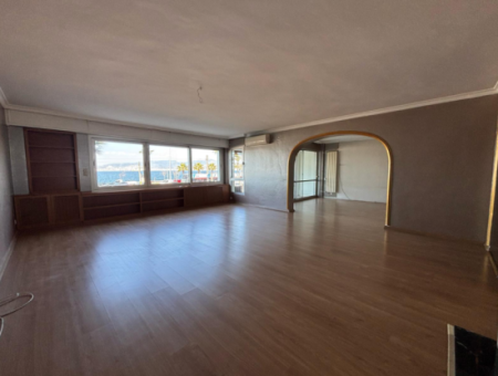 Güzelyalı   Göztepede   4+1 200M2 Deniz Manzaralı Kiralık Daire!