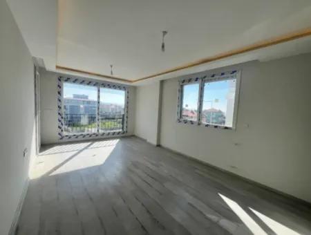 Seferihisar Gözsüzler Caddesi Üzerinde, Ferah Ve Konforlu Sıfır 2+1 Daire