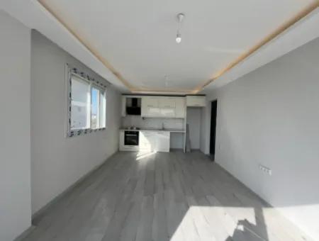 Seferihisar Gözsüzler Caddesi Üzerinde, Ferah Ve Konforlu Sıfır 2+1 Daire