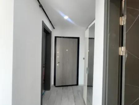 Seferihisar Gözsüzler Caddesi Üzerinde, Ferah Ve Konforlu Sıfır 2+1 Daire