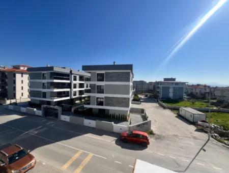 Seferihisar Gözsüzler Caddesi Üzerinde, Ferah Ve Konforlu Sıfır 2+1 Daire