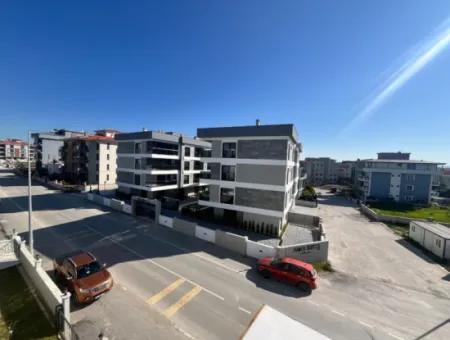 Seferihisar Gözsüzler Caddesi Üzerinde, Ferah Ve Konforlu Sıfır 2+1 Daire