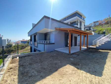 Seferihisar Doğanbey Ar Konut Sitesinde Satılık 3+1 Villa