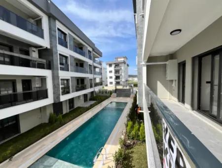 Seferihisar Camikebir Mahallesi'nde, Havuzlu Site İçerisinde, Sıfır Ve Ferah Kiralık Daire