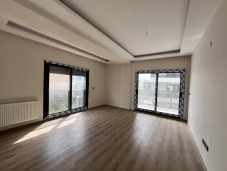 Seferihisar Camikebir Mahallesi'nde, Havuzlu Site İçerisinde, Sıfır Ve Ferah Kiralık Daire