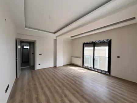 Seferihisar Camikebir Mahallesi'nde, Havuzlu Site İçerisinde, Sıfır Ve Ferah Kiralık Daire