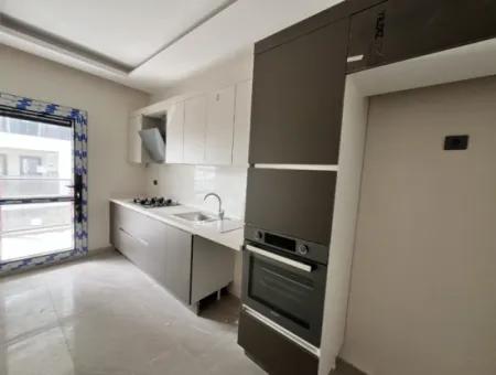 Seferihisar Camikebir Mahallesi'nde, Havuzlu Site İçerisinde, Sıfır Ve Ferah Kiralık Daire