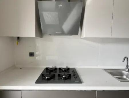 Seferihisar Camikebir Mahallesi'nde, Havuzlu Site İçerisinde, Sıfır Ve Ferah Kiralık Daire