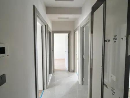 Seferihisar Camikebir Mahallesi'nde, Havuzlu Site İçerisinde, Sıfır Ve Ferah Kiralık Daire