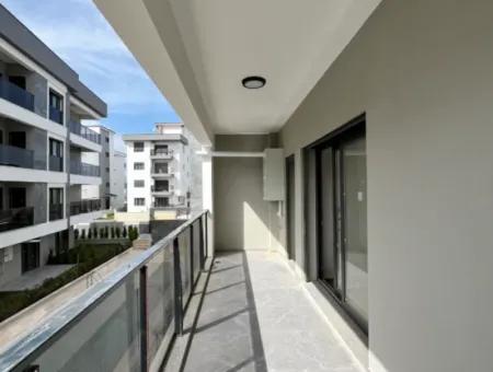 Seferihisar Camikebir Mahallesi'nde, Havuzlu Site İçerisinde, Sıfır Ve Ferah Kiralık Daire