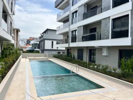 Seferihisar Camikebir Mahallesi'nde, Havuzlu Site İçerisinde, Sıfır Ve Ferah Kiralık Daire