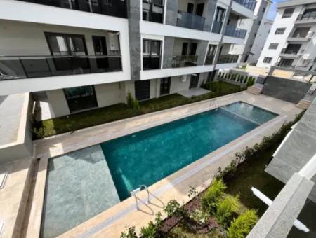 Seferihisar Camikebir Mahallesi'nde, Havuzlu Site İçerisinde, Sıfır Ve Ferah Kiralık Daire