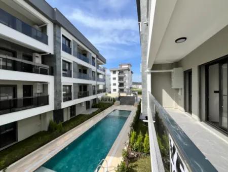 Seferihisar Camikebir Mahallesi'nde, Havuzlu Site İçerisinde, Sıfır Ve Ferah Kiralık Daire
