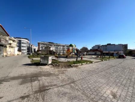 Seferihisar Çolakibrahimbey Mahallesi’nde Yatırıma Uygun Köşe Parsel Satılık Arsa!