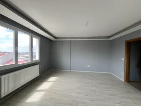 Seferihisar Hıdırlık Mahallesinde Köşe Konumda Kapalı Mutfaklı Satılık 3+1 Daire