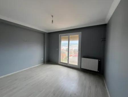 Seferihisar Hıdırlık Mahallesinde Köşe Konumda Kapalı Mutfaklı Satılık 3+1 Daire