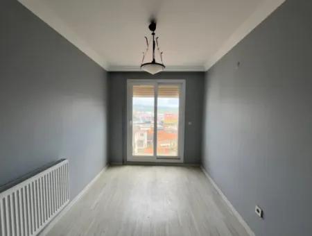 Seferihisar Hıdırlık Mahallesinde Köşe Konumda Kapalı Mutfaklı Satılık 3+1 Daire