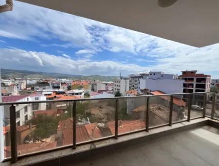 Seferihisar Hıdırlık Mahallesinde Köşe Konumda Kapalı Mutfaklı Satılık 3+1 Daire