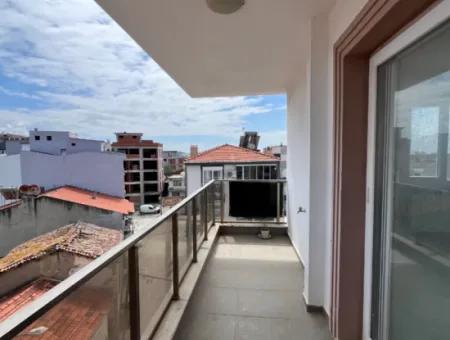 Seferihisar Hıdırlık Mahallesinde Köşe Konumda Kapalı Mutfaklı Satılık 3+1 Daire