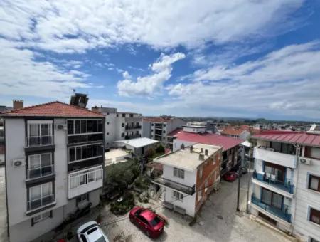 Seferihisar Hıdırlık Mahallesinde Köşe Konumda Kapalı Mutfaklı Satılık 3+1 Daire