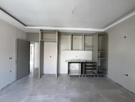 Seferihisar Çolakibrahimbey Mahallesi’nde, Stadyum Yakınında, Müstakil Bina Tadında, Yerden Isıtmalı, Lüks Tasarımlı Sıfır Daireler