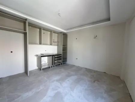 Seferihisar Çolakibrahimbey Mahallesi’nde, Stadyum Yakınında, Müstakil Bina Tadında, Yerden Isıtmalı, Lüks Tasarımlı Sıfır Daireler