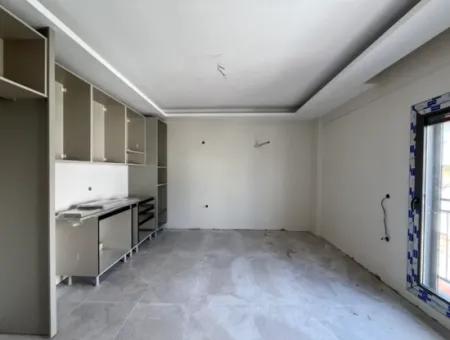Seferihisar Çolakibrahimbey Mahallesi’nde, Stadyum Yakınında, Müstakil Bina Tadında, Yerden Isıtmalı, Lüks Tasarımlı Sıfır Daireler