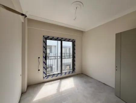 Seferihisar Çolakibrahimbey Mahallesi’nde, Stadyum Yakınında, Müstakil Bina Tadında, Yerden Isıtmalı, Lüks Tasarımlı Sıfır Daireler