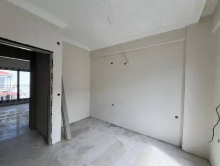 Seferihisar Çolakibrahimbey Mahallesi’nde, Stadyum Yakınında, Müstakil Bina Tadında, Yerden Isıtmalı, Lüks Tasarımlı Sıfır Daireler