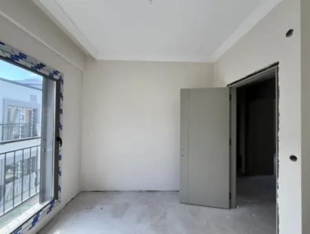 Seferihisar Çolakibrahimbey Mahallesi’nde, Stadyum Yakınında, Müstakil Bina Tadında, Yerden Isıtmalı, Lüks Tasarımlı Sıfır Daireler